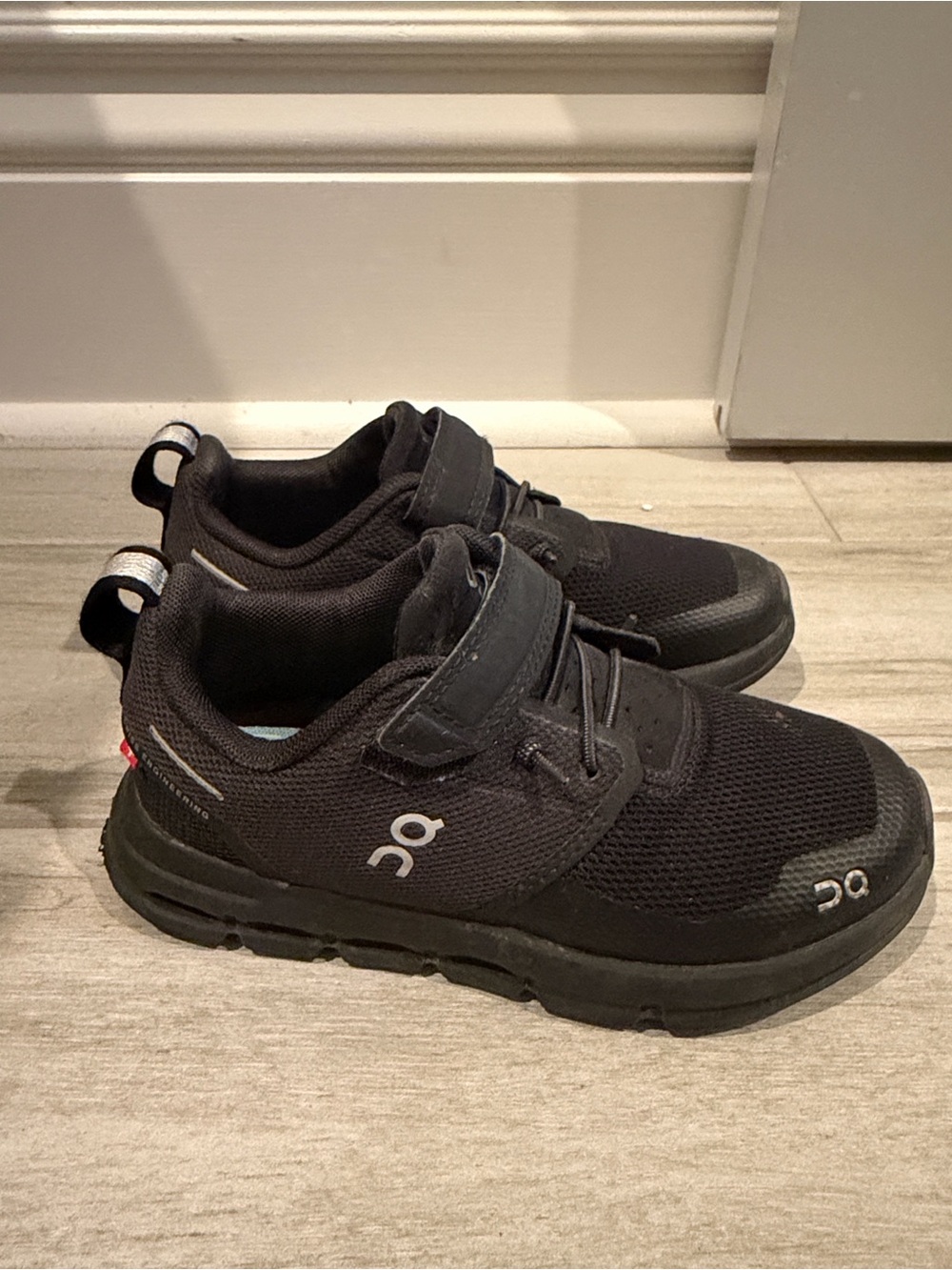 On Cloud black Velcro Sneakers